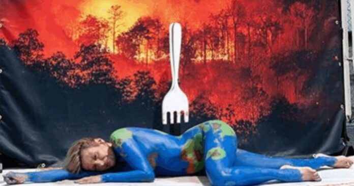 video:-luisa-mell-pinta-o-corpo-como-o-planeta-terra-em-protesto-contra-consumo-de-carne-na-cop30