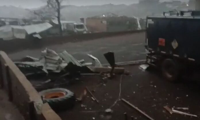 tornado-destroi-municipio-de-rio-bonito-do-iguacu,-no-pr;-defesa-civil-e-voluntarios-buscam-vitimas