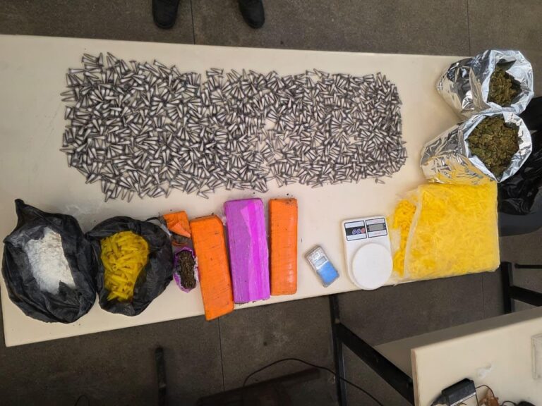 mais-de-mil-porcoes-de-drogas-sao-apreendidas-pela-pm-em-candeias