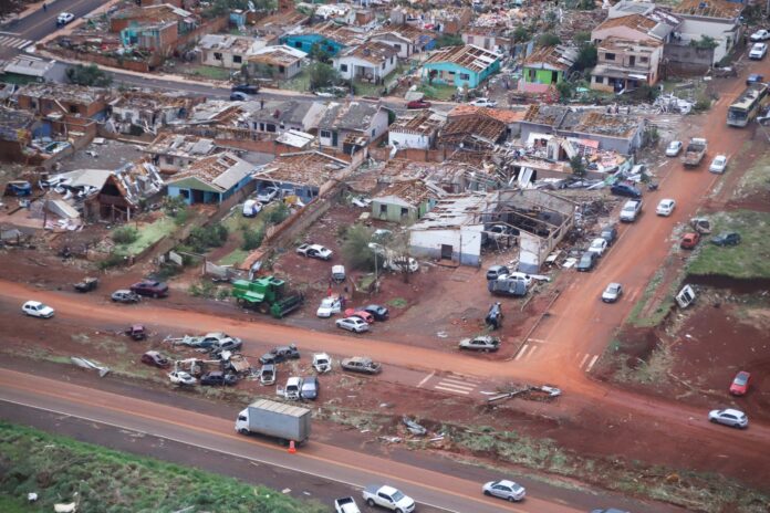 governo-decreta-luto-de-3-dias-apos-tornado-matar-6-e-ferir-750-no-pr