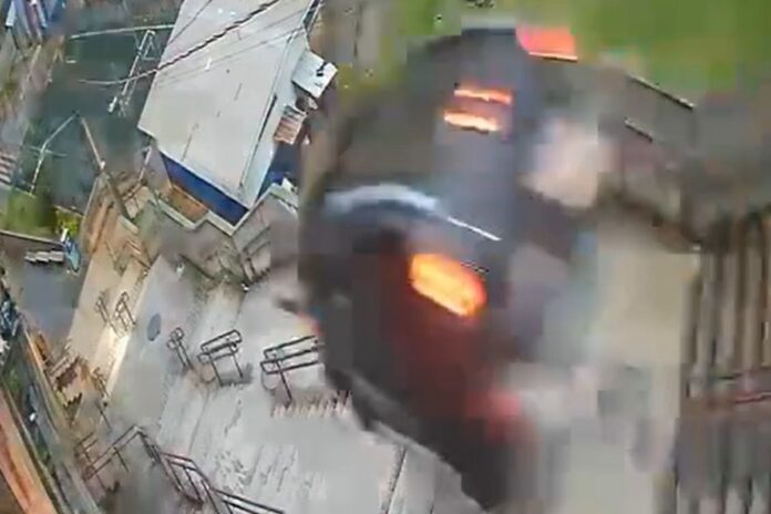 motorista-perde-o-controle-e-carro-despenca-em-escadaria-de-sao-paulo
