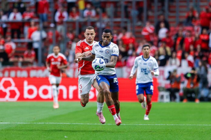 tiago-marca-nos-acrescimos-e-bahia-busca-empate-por-2-a-2-com-o-inter-no-beira-rio