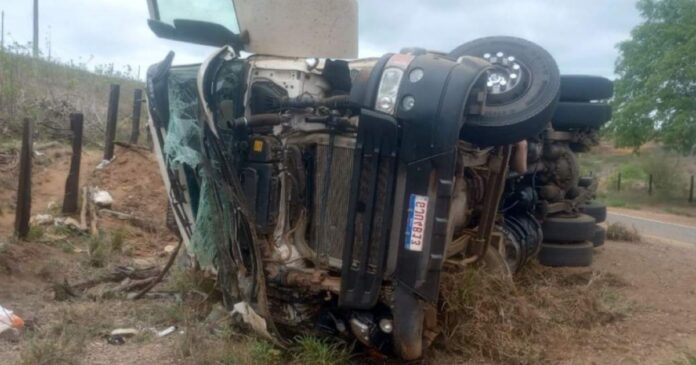 tombamento-de-carreta-na-br-330-gera-feridos-e-saque-de-biscoitos-no-sudoeste-baiano
