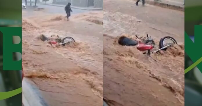 video:-moto-e-arrastada-pelas-fortes-chuvas-que-transforam-ruas-em-rios-no-sudoeste-baiano