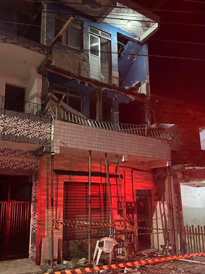 padre-e-duas-mulheres-morrem-apos-marquise-desabar-na-mata-escura,-em-salvador