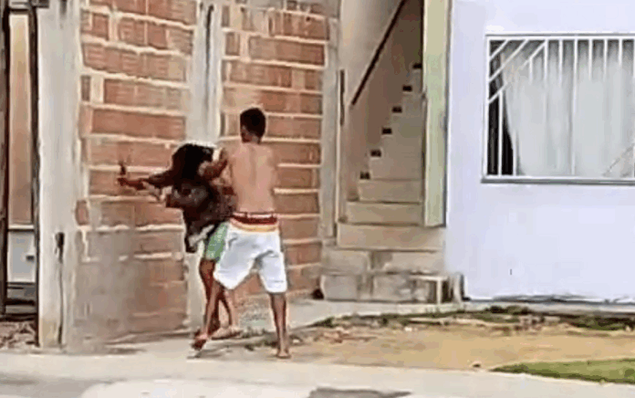 em-briga-de-casal,-mulher-e-esfaqueada-e-agredida-com-socos;-companheiro-e-preso-em-itamaraju