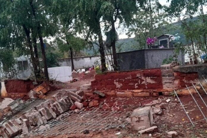 muro-de-cemiterio-desaba-apos-fortes-chuvas-em-comunidade-de-livramento-de-nossa-senhora