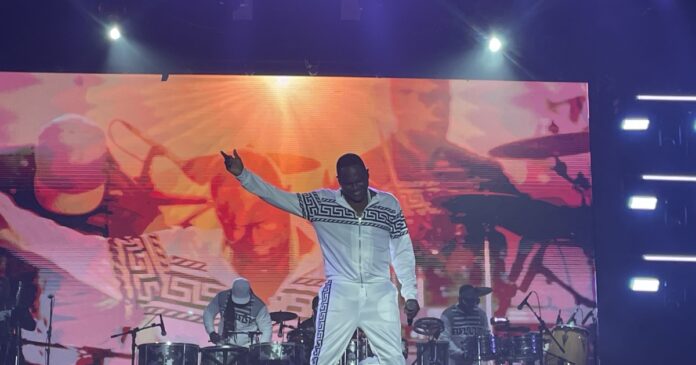 axe-40-anos:-em-show-especial,-tatau-relembra-classicos-da-carreira-ao-lado-de-lazzo-matumbi-e-marcia-short