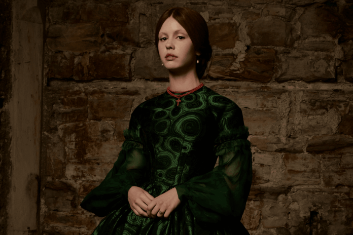 figurinos-de-mia-goth-em-frankenstein-revelam-conexoes-com-o-monstro