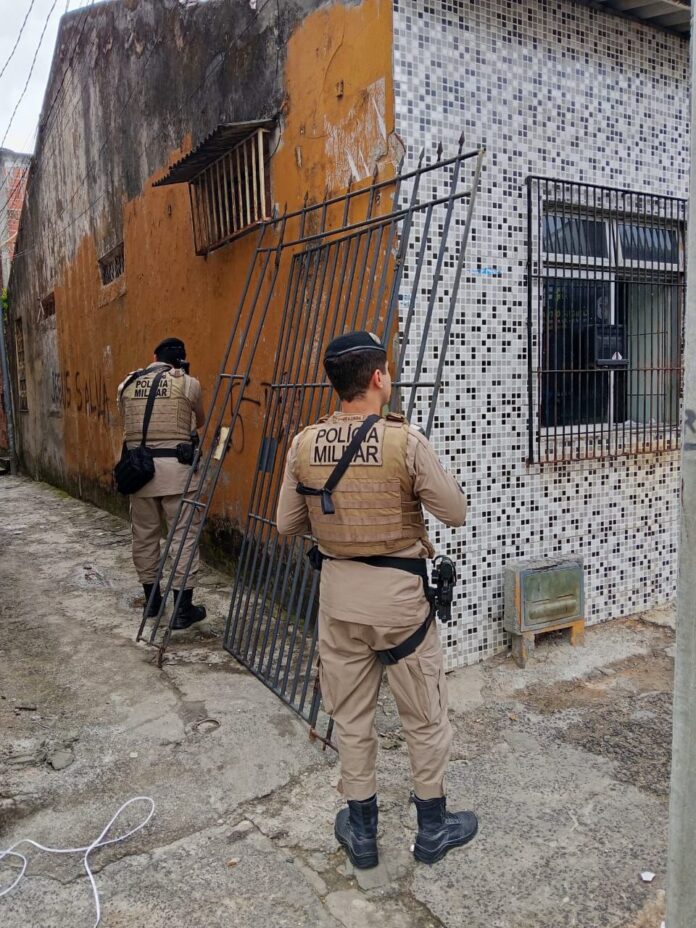 policiais-militares-removem-barricada-na-liberdade,-em-salvador