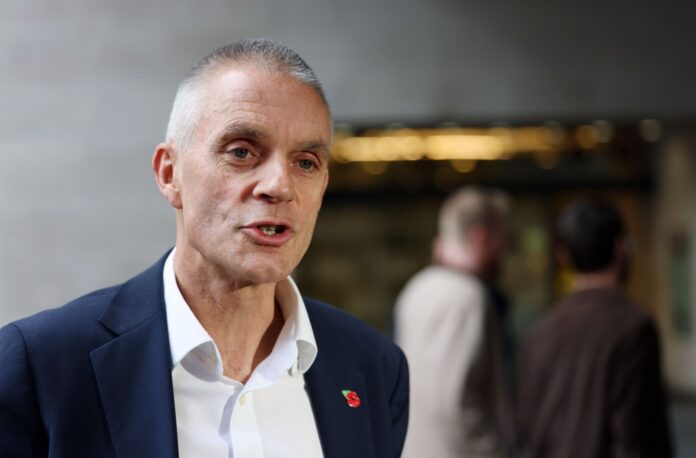 bbc-deve-‘lutar’-por-seu-jornalismo,-diz-diretor-demissionario-ante-ameaca-de-trump