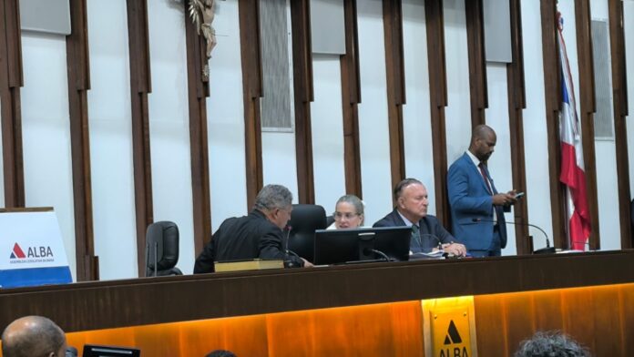 ivana-bastos-volta-a-presidir-sessao-plenaria-na-al-ba-apos-uma-semana-internada-em-uti