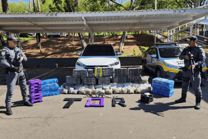 trio-e-preso-com-submetralhadora-e-quase-400-kg-de-drogas-no-interior