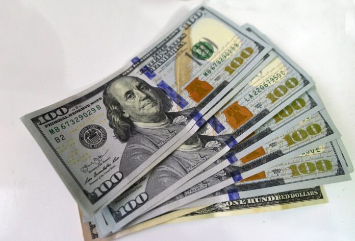 dolar-sobe-apos-sequencia-de-queda;-ibovespa-cai-e-interrompe-recordes