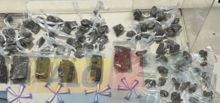 mulher-e-presa-com-drogas-em-candeias,-e-policia-apreende-mais-de-300-porcoes-de-entorpecentes