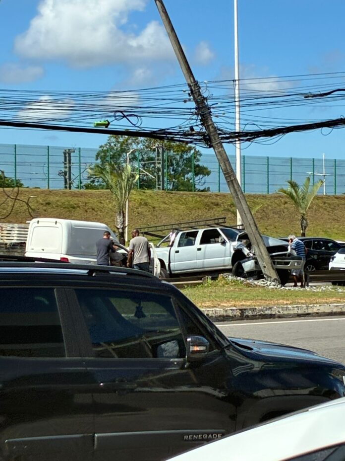 video:-carro-bate-em-poste-e-causa-acidente-na-avenida-paralela
