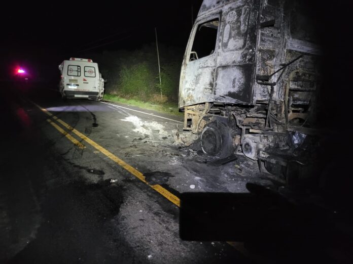 ambulancia-colide-com-carreta-parada-e-deixa-feridos;-caso-ocorreu-em-maracas