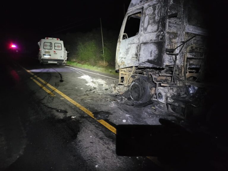 ambulancia-colide-com-carreta-parada-e-deixa-feridos;-caso-ocorreu-em-maracas
