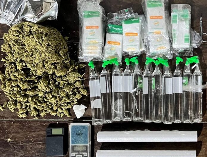 pm-apreende-cocaina,-maconha-e-lanca-perfume-em-itacare;-suspeito-conseguiu-fugir