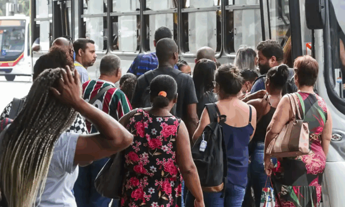 numero-de-pessoas-que-procuram-emprego-ha-mais-de-2-anos-cai-17,8%,-diz-ibge