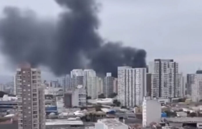 incendio-atinge-galpao-no-bras