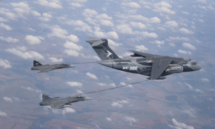 pela-primeira-vez,-fab-realiza-reabastecimento-em-voo-entre-o-gripen-e-o-kc-390