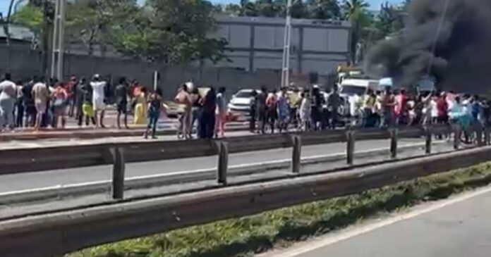 protesto-bloqueia-estrada-do-coco-proximo-ao-shopping-busca-vida