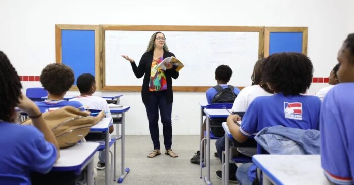 governo-antecipa-salario-de-novembro-e-primeira-parcela-do-13o-para-servidores-da-educacao