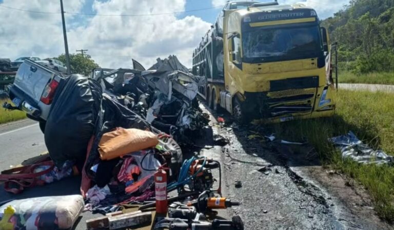 homem-morre-e-outro-fica-gravemente-ferido-em-colisao-frontal-entre-caminhao-e-caminhonete-na-br-101