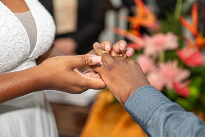emocao-e-cidadania-marcam-o-casamento-comunitario-com-14-casais-na-cidade