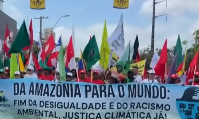 cop30:-marcha-pelo-clima-reune-cerca-de-70-mil-pessoas-em-belem