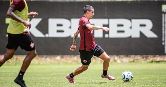 jair-ventura-comanda-treino-tatico-no-vitoria-mirando-duelo-contra-o-palmeiras;-saiba-como-foi