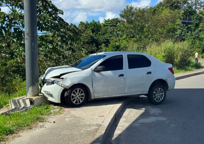 motorista-perde-controle-e-colide-contra-poste-na-avenida-2-de-julho,-em-cajazeiras-xi