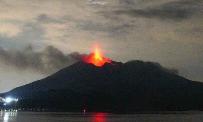 vulcao-sakurajima-entra-em-erupcao-no-japao,-lanca-colunas-de-cinzas-de-4,4-km-e-voos-sao-cancelados