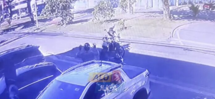 video:-camera-registra-momento-que-adolescente-e-apreendido-pela-pm-apos-assalto-a-farmacia-em-ondina