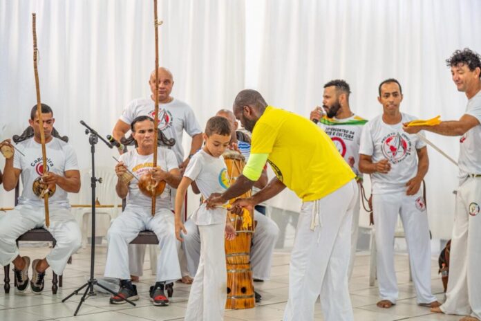 cerimonia-de-troca-de-cordas-celebra-avanco-dos-alunos-do-curso-de-capoeira