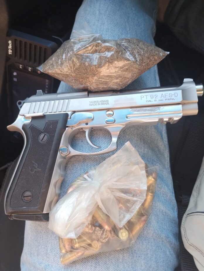 pm-apreende-arma-de-fogo-no-bairro-de-periperi,-em-salvador