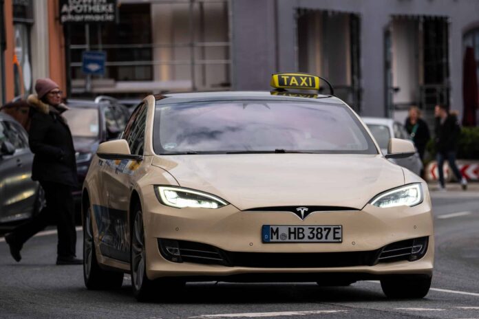 tesla-acumula-novos-acidentes-com-robo-taxi-e-coloca-duvidas-sobre-tecnologia