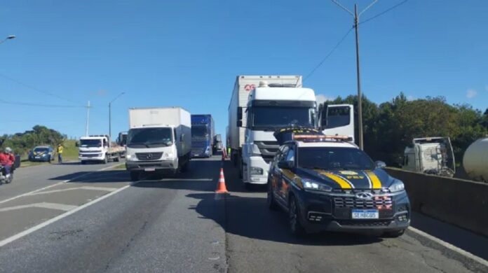 carro-e-esmagado-por-duas-carretas-e-mata-tres-no-pr