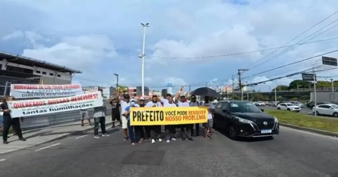 ex-funcionarios-da-csn-bloqueiam-avenida-acm-em-protesto-por-verbas-rescisorias-em-salvador