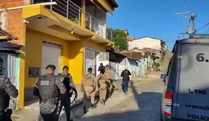 uma-pessoa-morre-e-mais-de-20-sao-presas-em-operacao-contra-faccao-criminosa