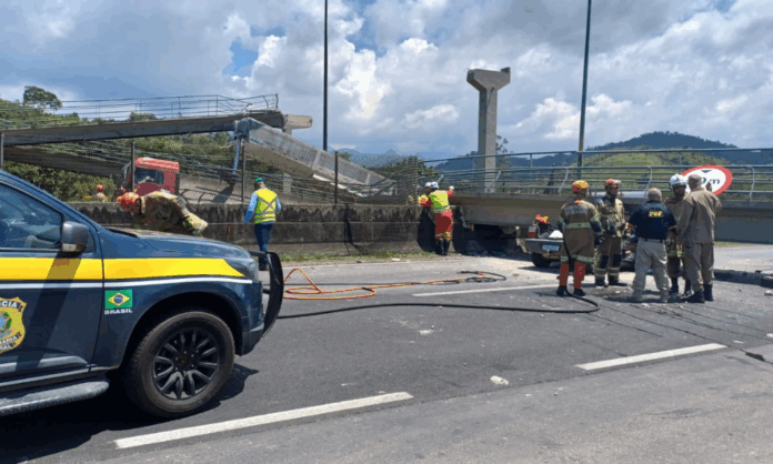 queda-de-passarela-mata-motorista-apos-colisao-de-caminhao-no-rj