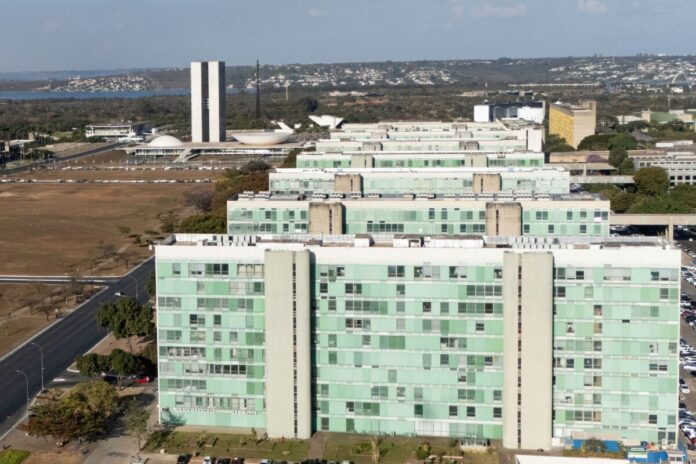 governo-lula-bate-o-martelo-sobre-ponto-facultativo-na-sexta-(21/11)