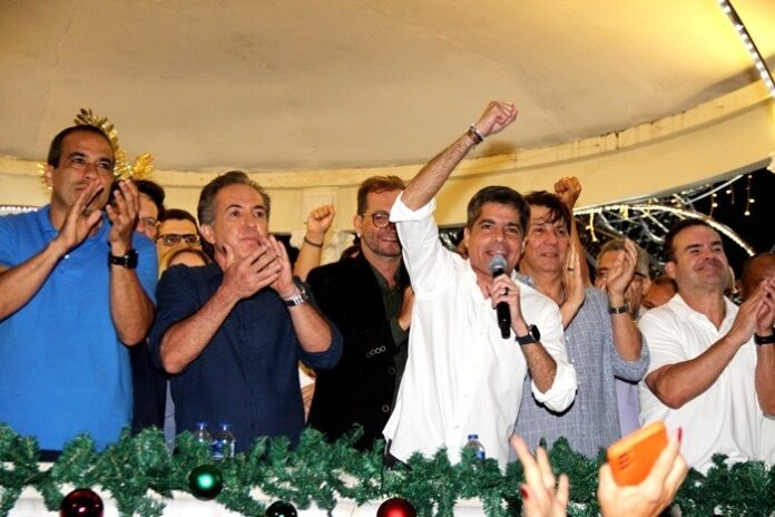 helicoptero-que-levou-acm-neto-e-bruno-reis-para-conceicao-do-coite-pertence-a-baiano-do-banco-master-preso,-diz-coluna