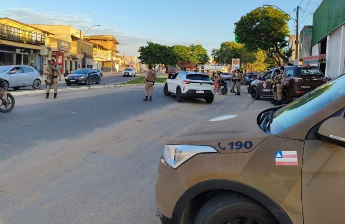 blitz-da-pm-na-av.-sao-paulo-apreende-veiculo-e-aplica-multas-em-teixeira-de-freitas