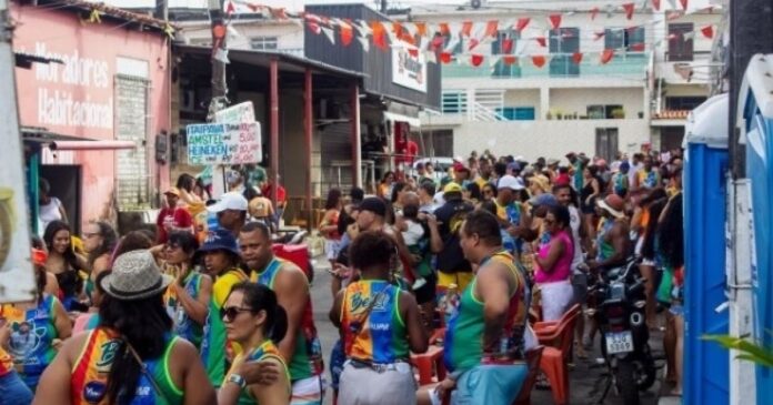fas-de-bell-marques-criam-festa-de-rua-e-transformam-comunidades-de-salvador-em-‘carnaval-fora-de-epoca’-com-caminhadas