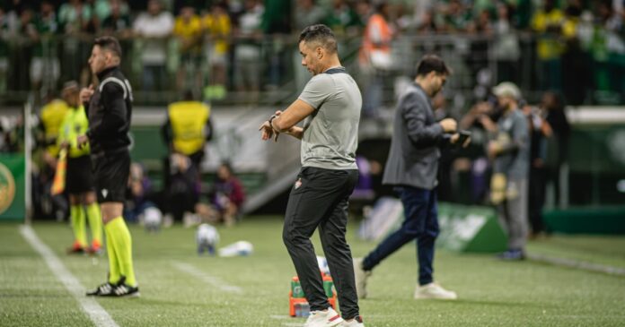 jair-ventura-celebra-“ponto-importante”-contra-o-palmeiras:-“contavam-com-nossa-derrota”