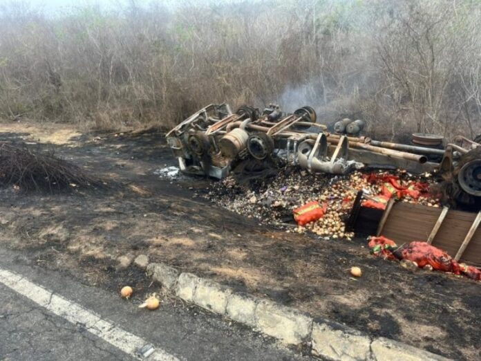 caminhao-carregado-de-cebolas-tomba-e-pega-fogo-no-vale-do-jiquirica;-motorista-foi-socorrido