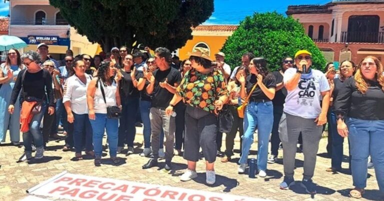 professores-de-piata-paralisam-aulas-e-protestam-contra-nao-pagamento-de-precatorios-da-educacao