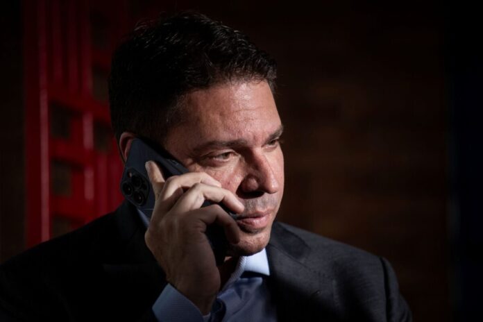 imagine-quem-se-roi-de-inveja-de-alexandre-ramagem,-o-fujao